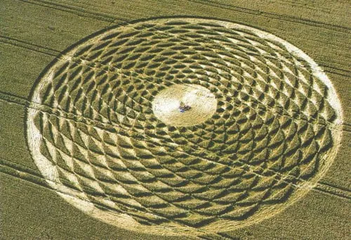 Veduta aerea di un cerchio nel grano con un disegno a spirale di rombi intrecciati