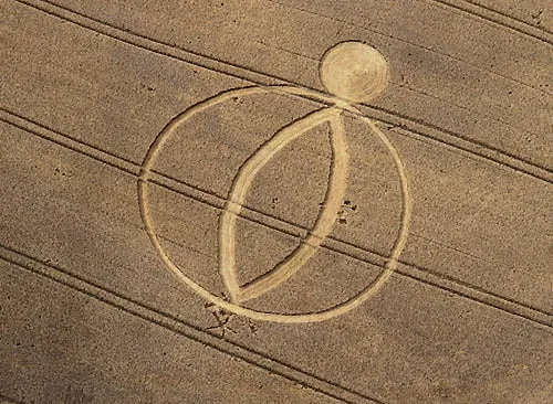 Cerchio nel grano visto dall’alto, con un grande cerchio e una forma ovale al suo interno, in un campo dorato