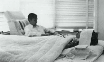 Carla distesa a letto durante il channeling, con Don Elkins seduto sullo sfondo vicino alla finestra