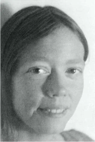 Ritratto in bianco e nero di Carla Rueckert, sorridente