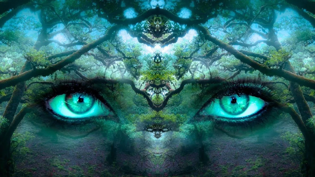 Due occhi turchesi e un volto di donna formato dai rami muschiosi di una foresta, in un gioco di simmetria