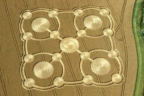 Veduta aerea di un cerchio nel grano formato da quattro cerchi grandi agli angoli di un quadrato e uno al centro