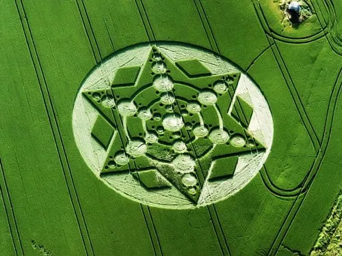 Cerchio nel grano a forma di stella a sei punte inscritta in un cerchio, in un campo verde