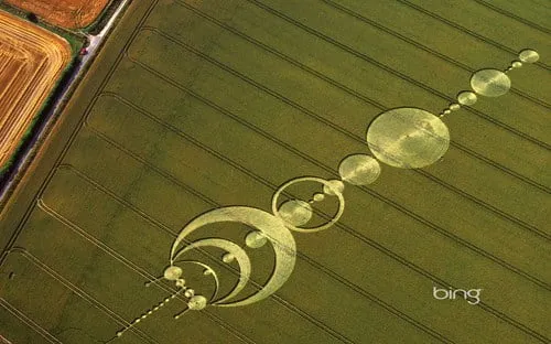 Cerchio nel grano che mostra una lunga sequenza di cerchi e archi di diverse dimensioni, in un campo verde