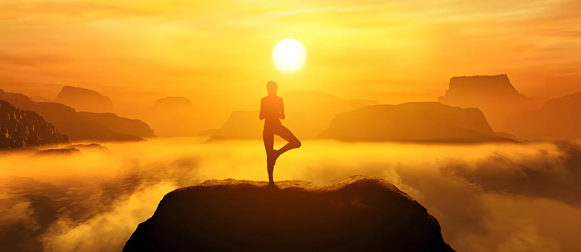 Sagoma di una persona in equilibrio su una gamba, in posizione yoga, su una roccia sopra le nuvole al tramonto