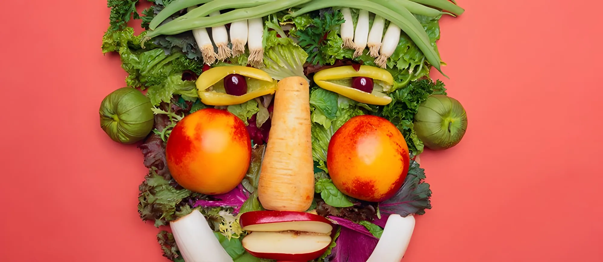 Volto composto da frutta e verdura: carota per naso, pesche per guance, cipollotti per sopracciglia