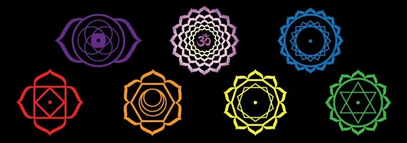 I sette simboli dei chakra, ciascuno del proprio colore, su sfondo nero