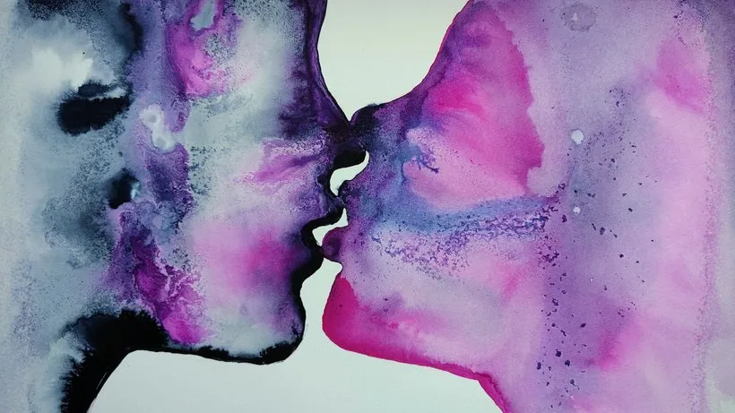 Acquerello di due profili viola e rosa che si sfiorano in un bacio