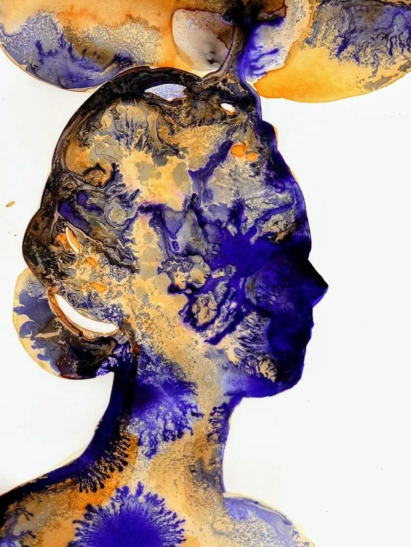 Sagoma di donna di profilo dipinta a inchiostro in blu, ocra e nero