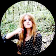 Yoni, l’autrice dell’articolo, in un bosco