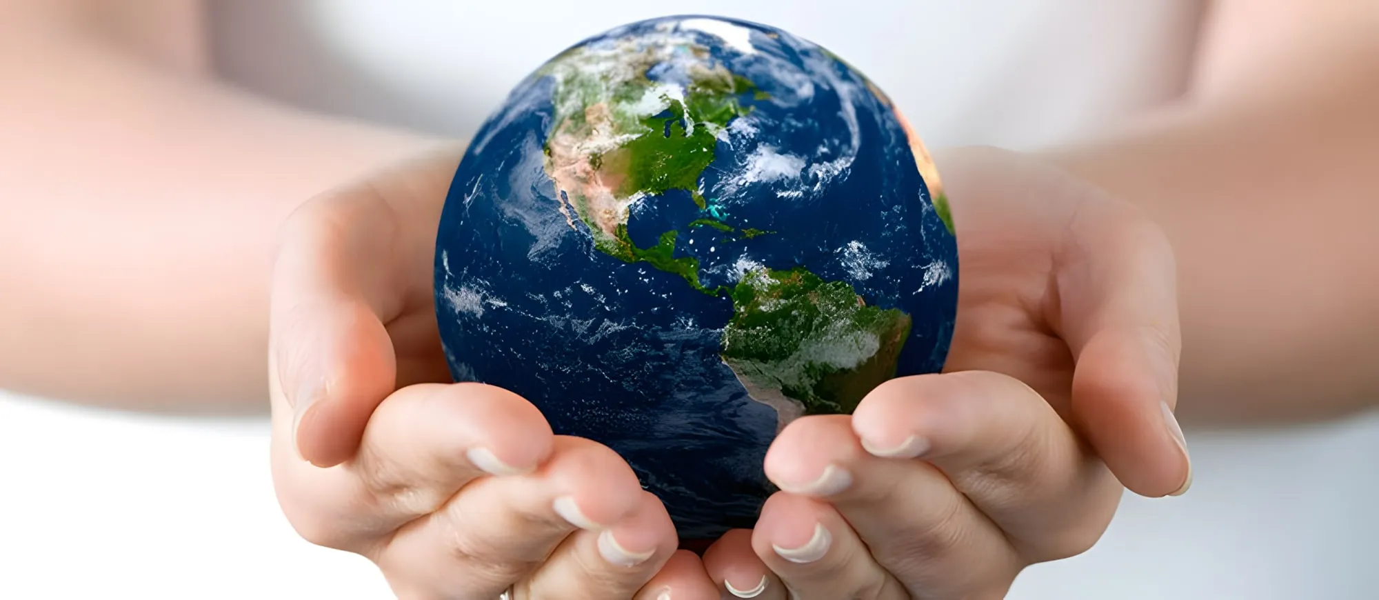 Due mani aperte che sostengono un piccolo globo terrestre