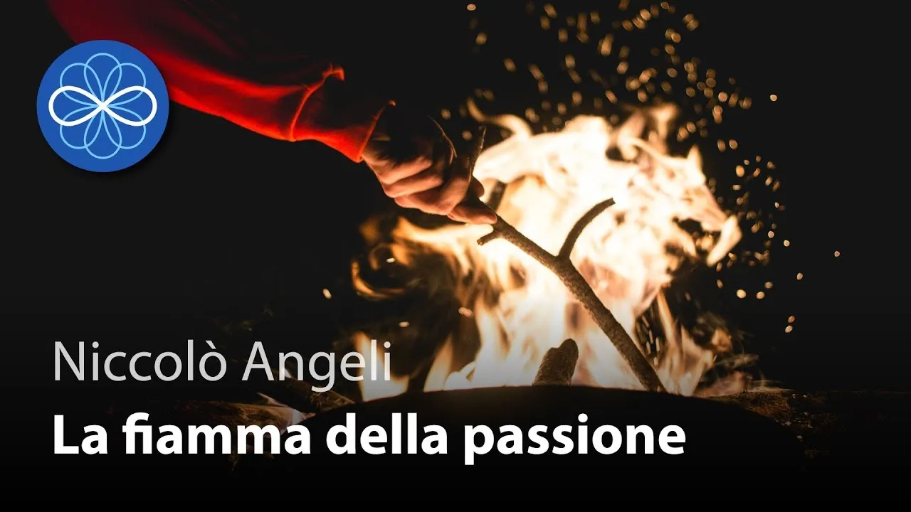 Video «La fiamma della passione»: una mano attizza un falò nella notte