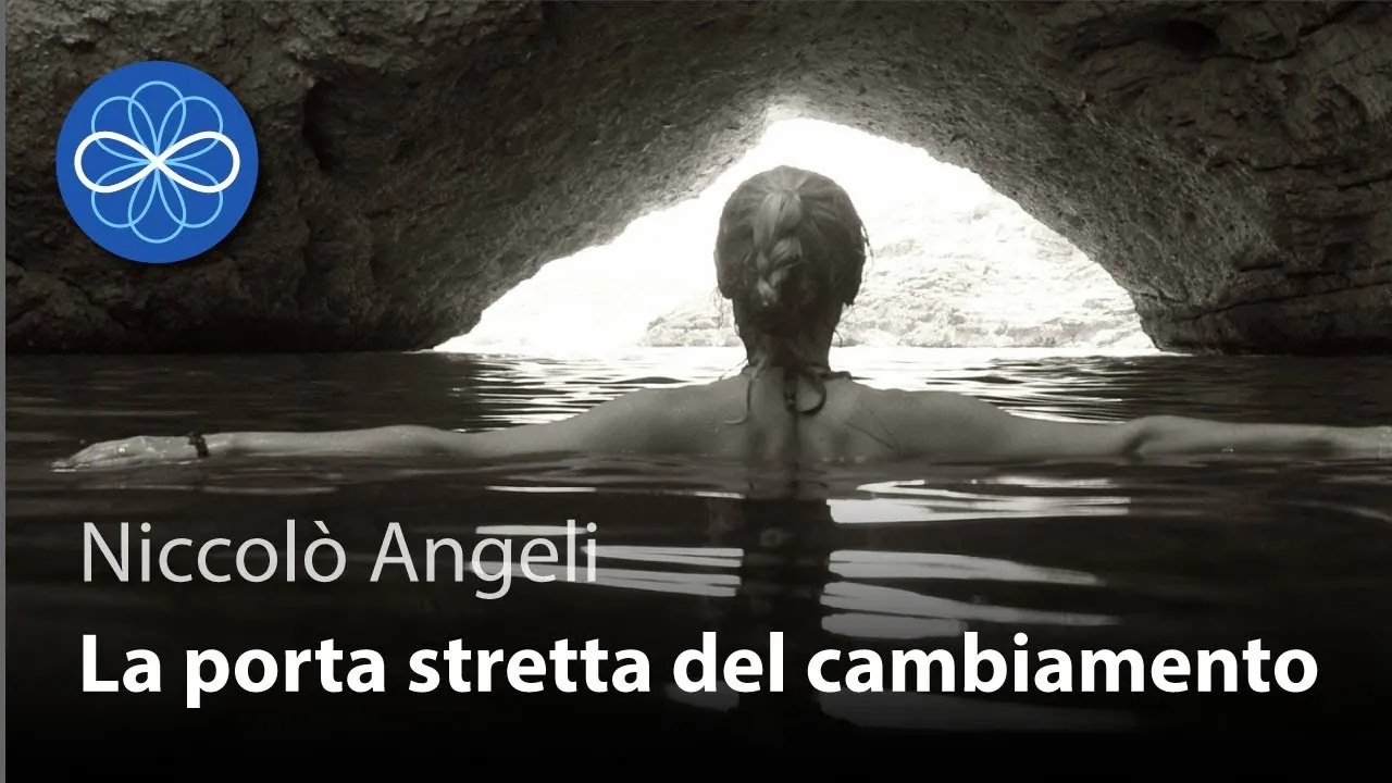 Anteprima del video: una donna di schiena nell’acqua di una grotta, con il titolo La porta stretta del cambiamento