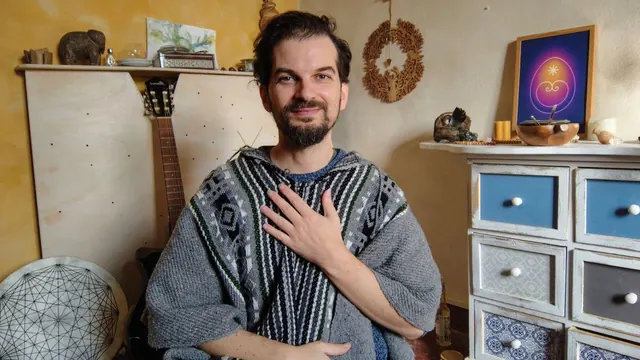 Niccolò con la mano sul cuore